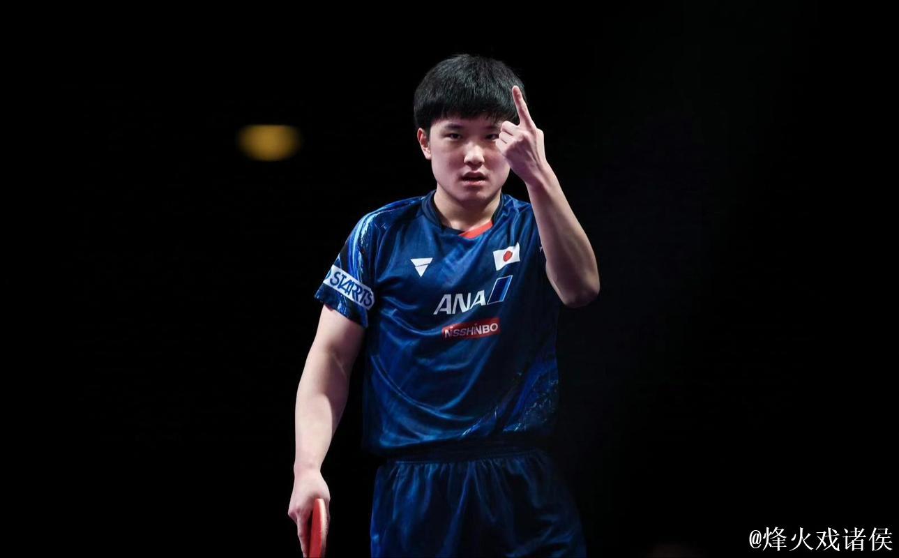 张本智和胜利时刻:握拳庆祝奖杯,乐享香港夜景,重拾久违欢愉 张本智和胜利时刻:握拳庆祝奖杯,乐享香港夜景,重拾久违欢愉